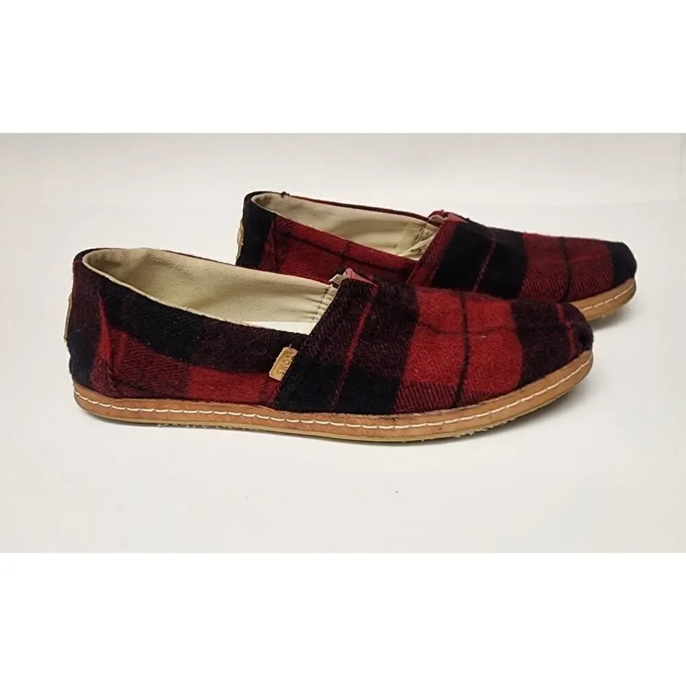 TOMS WOMEN'S CLASSIC SLIP-ON SHOES IN RED PLAID SIZE 6